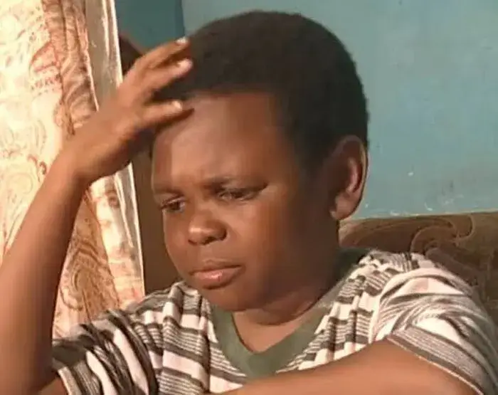 Ảnh troll em bé da đen ôm đầu bất lực cực buồn cười