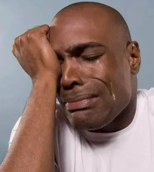 Meme người da màu ôm đầu khóc lóc