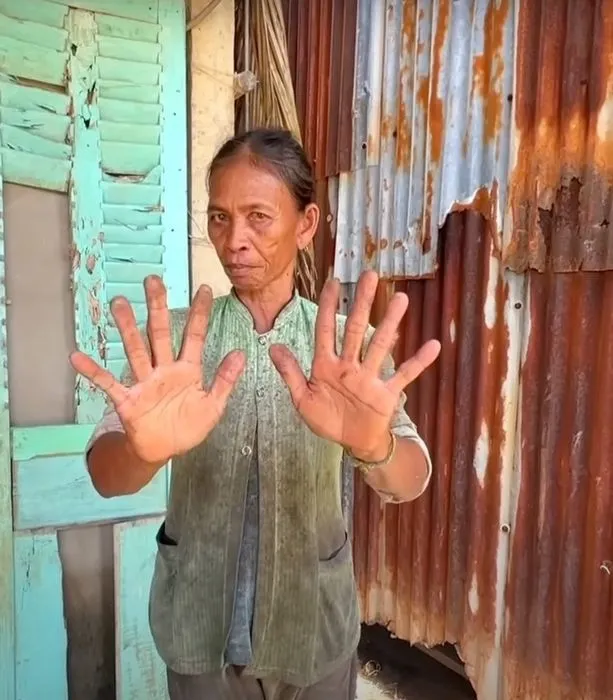 Bà cô lớn tuổi với biểu cảm khen bạn 10 điểm, tuyệt vời