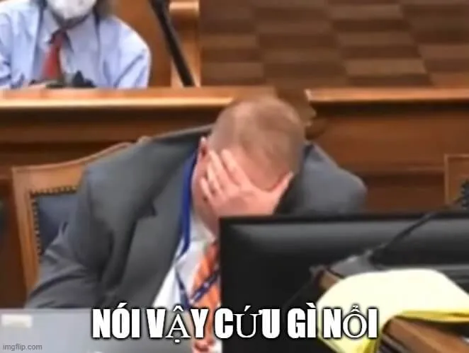 Gương mặt bất lực, trông như hết pin để gồng.