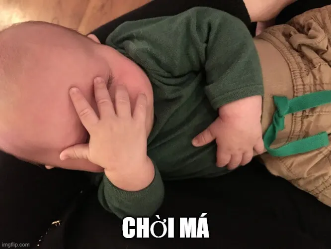 Meme em bé ôm đầu hết cứu hài hước