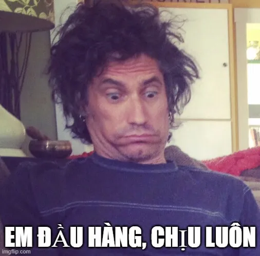 Khuôn mặt hết cứu, như đang rơi vào thảm cảnh.