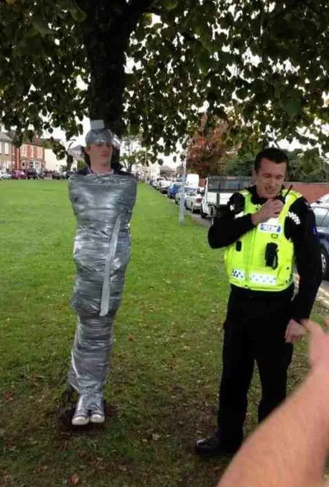 Meme bị công an bắt – ảnh chế châm biếm duyên dáng và đầy hài hước