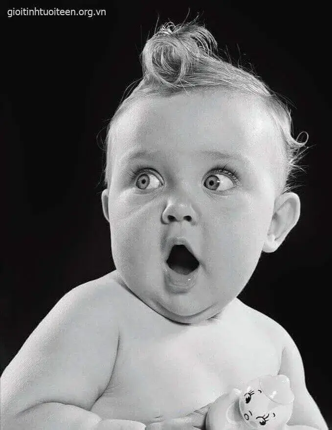 Hình ảnh em bé bị sốc há mồm, gương mặt cực buồn cười