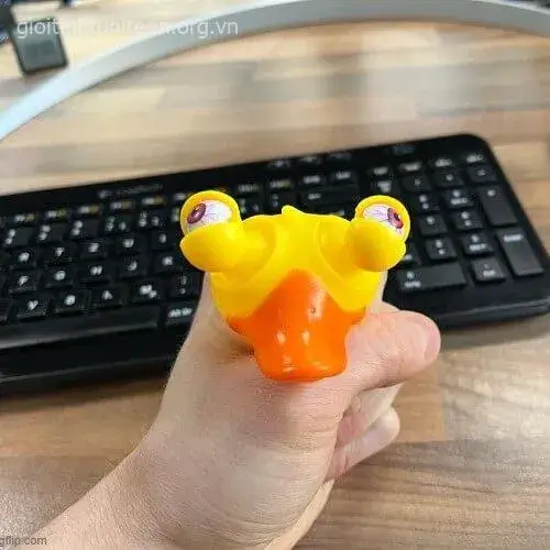 Meme hài hước giả vờ siết cổ bá đạo.