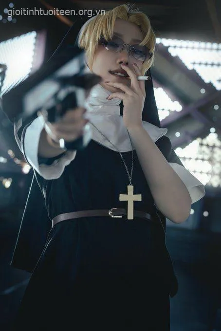 Hình ảnh chỉa súng với ánh mắt buồn giả.