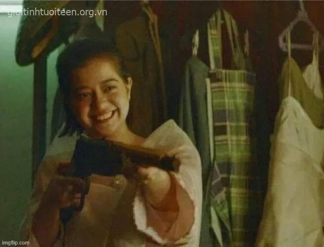 Hình ảnh chỉa súng với nét mặt tức giận.