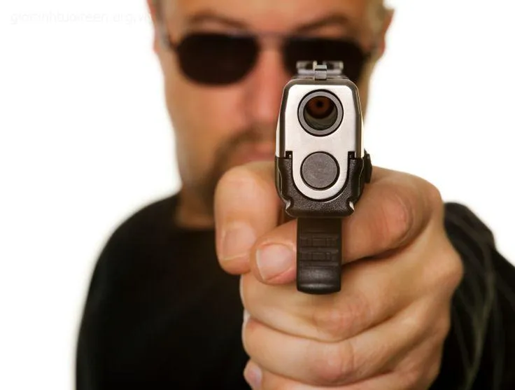 Hình ảnh chỉa súng trong tư thế hài hước.