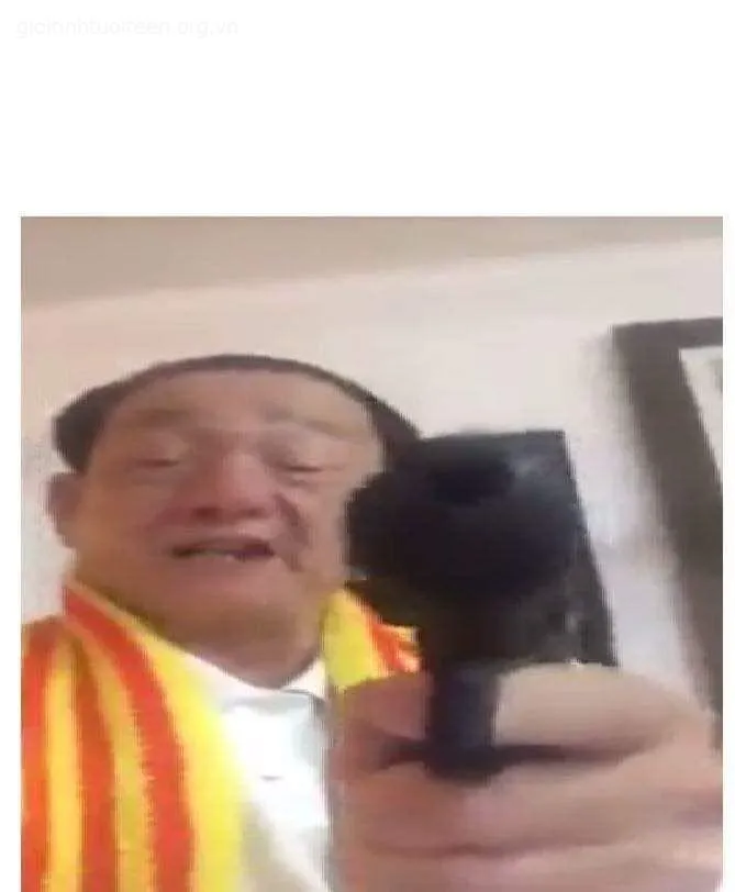 Meme nhân vật cầm súng trông vừa ngầu lòi.