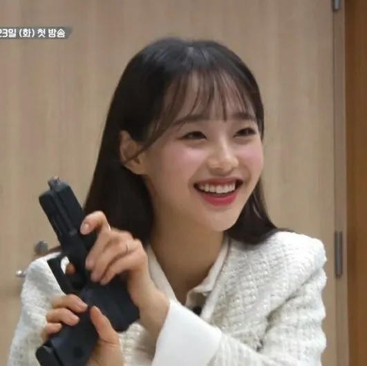 Meme nhân vật cầm súng mang nụ cười troll.