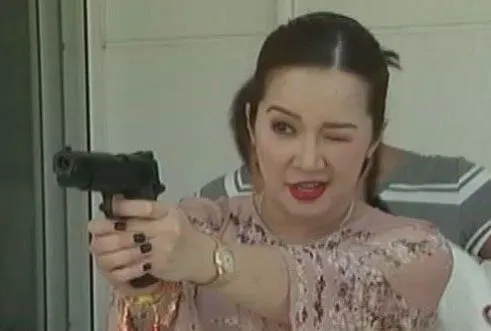 Meme cầm súng mang nụ cười đáng sợ vui.