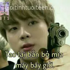 Hình ảnh chỉa súng với gương mặt bực giả.