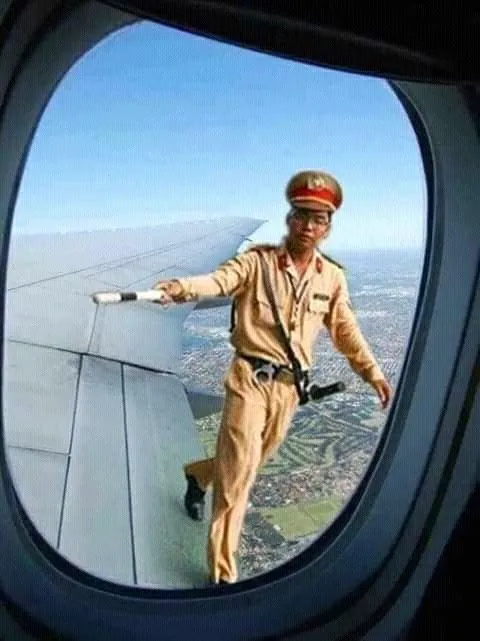 Cảnh sát giao thông nhưng lại bắt vi phạm máy bay