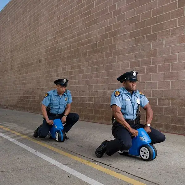 Hình vui chú cảnh sát nghiêm trang nhưng biểu cảm hài hước