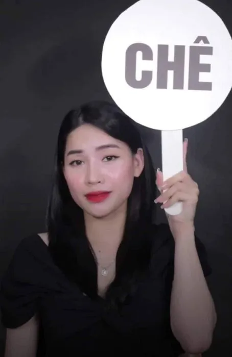 Hình chế ánh nhìn lạnh kết hợp nụ cười khẩy cực tinh tế