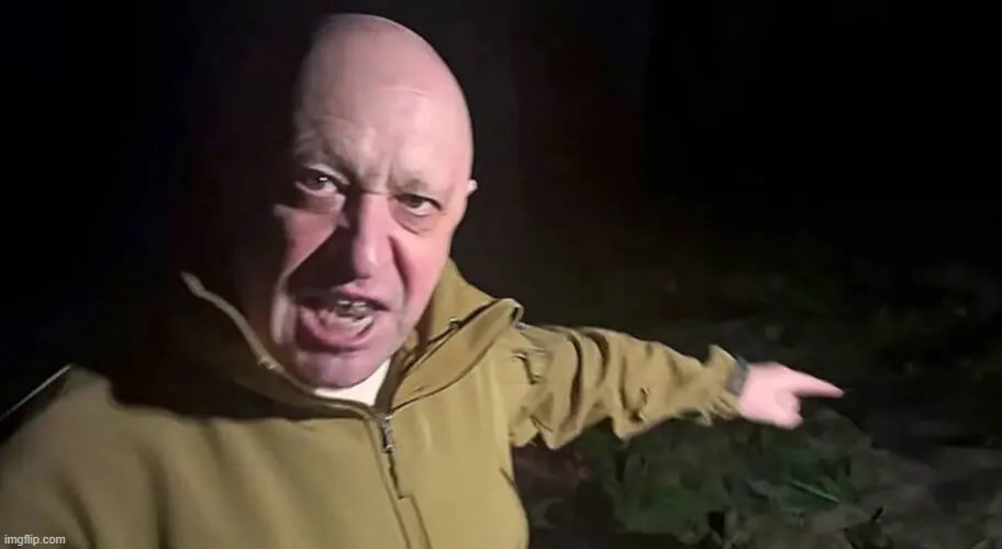 Meme chỉ tay về sau cực kỳ độc lạ