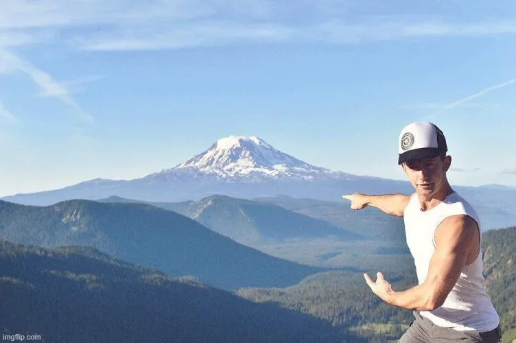 Meme chỉ tay về sau lưng với biểu cảm buồn cười