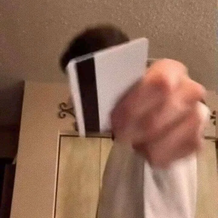 Ảnh chàng trai đưa thẻ tín dụng cho bạn