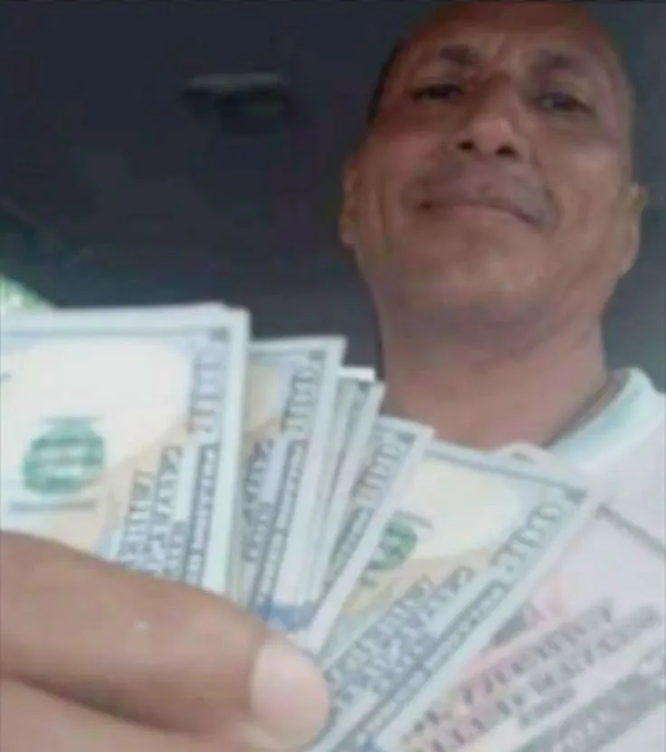 Gã đàn ông khoe sấp đô la dầy cộm