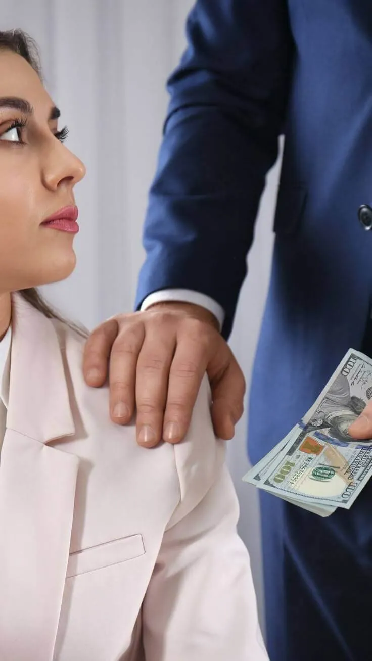 Meme vỗ vai cho tiền an ủi