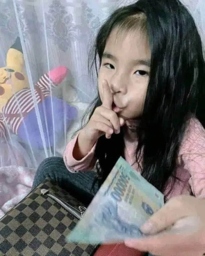 Ảnh hài hước cô gái phát tiền cho bạn.