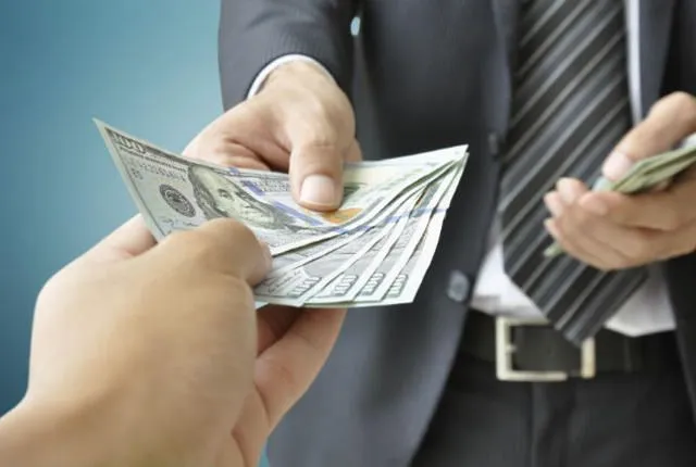 Meme troll anh chàng xòe ví toàn tờ xanh.