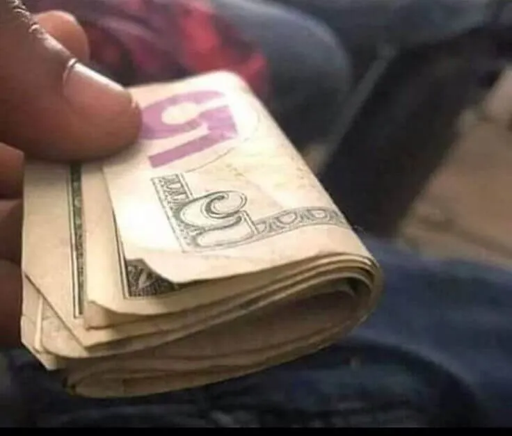 Hình chế vui cảnh ông già rút tiền lì xì.