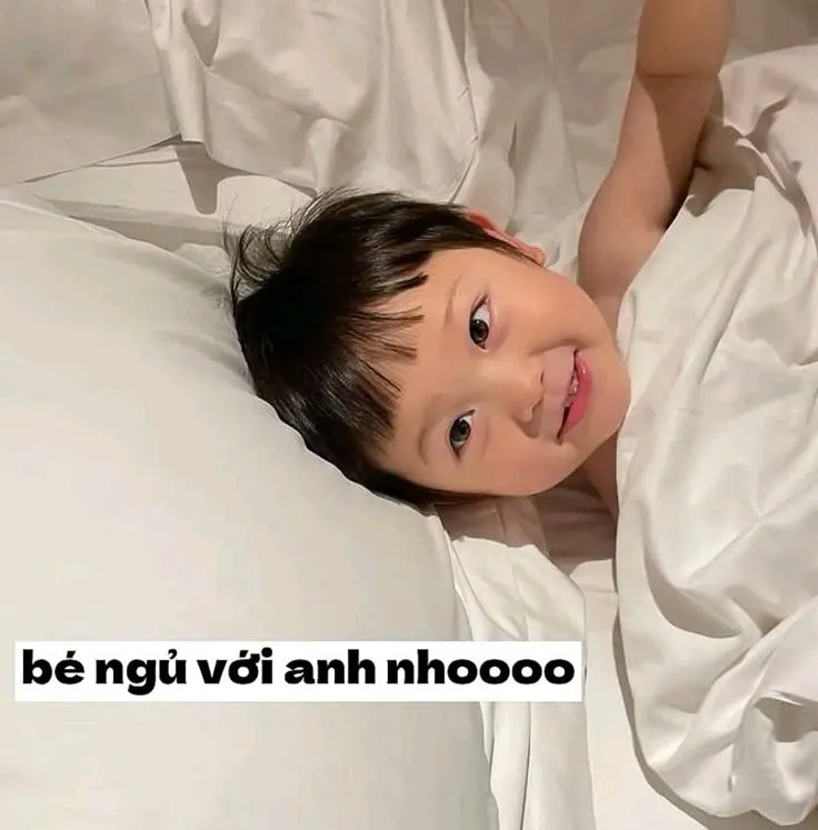 Bé ngủ với anh nhooo