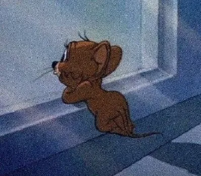 Chuột Jerry buồn bã nhìn xa xăm