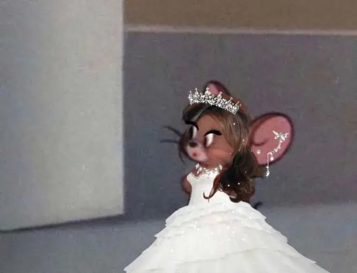 Jerry khoác váy cưới trắng, nụ cười ngây ngô.