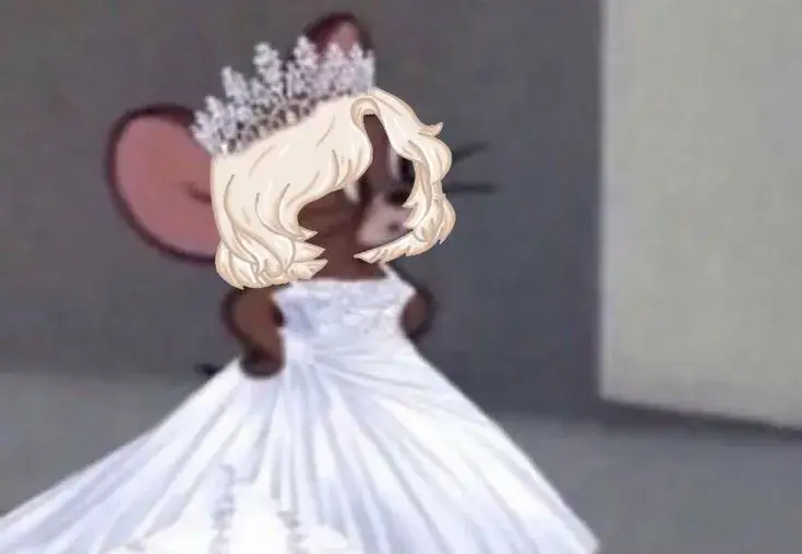 Jerry mặc váy cưới trắng tinh, biểu cảm ngây thơ.