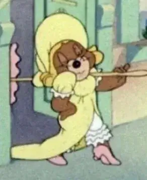 Jerry mặc váy tinh khôi, dáng đứng duyên dáng.