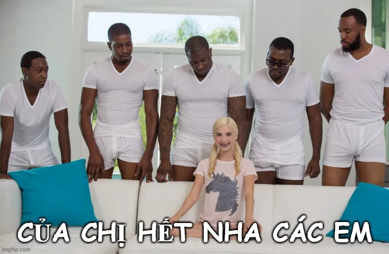 Hình chế cô gái nhỏ bé đối diện 5 anh da đen nghiêm nghị