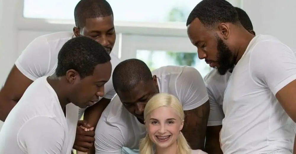 5 anh da đen sát lại gần cô gái