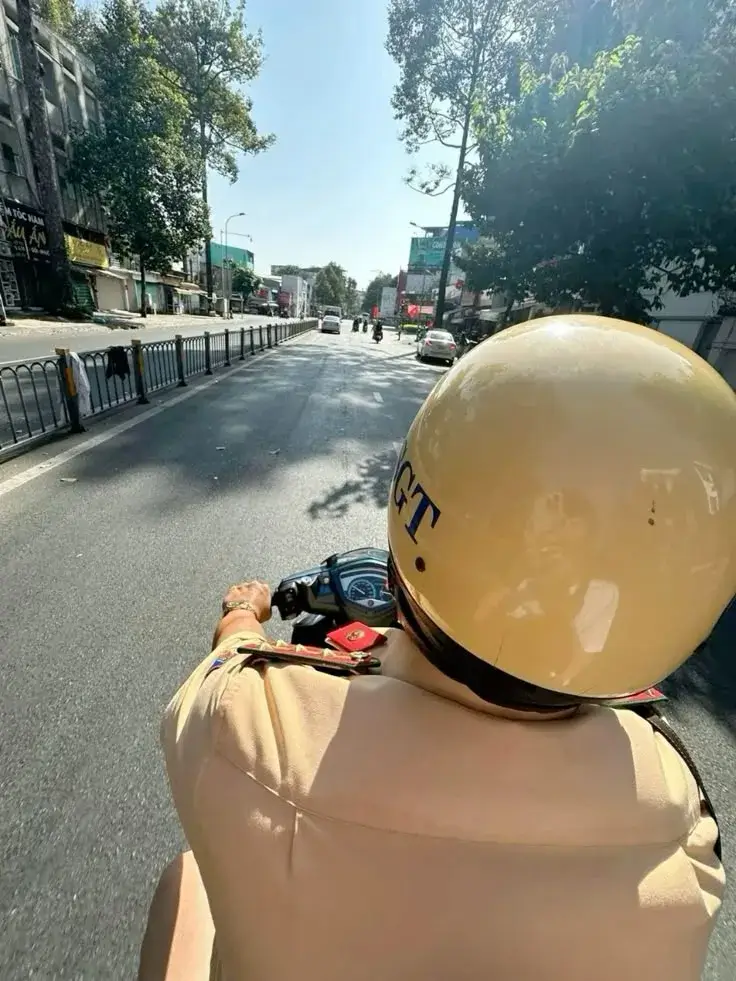 Meme ngồi sau chú công an giao thông