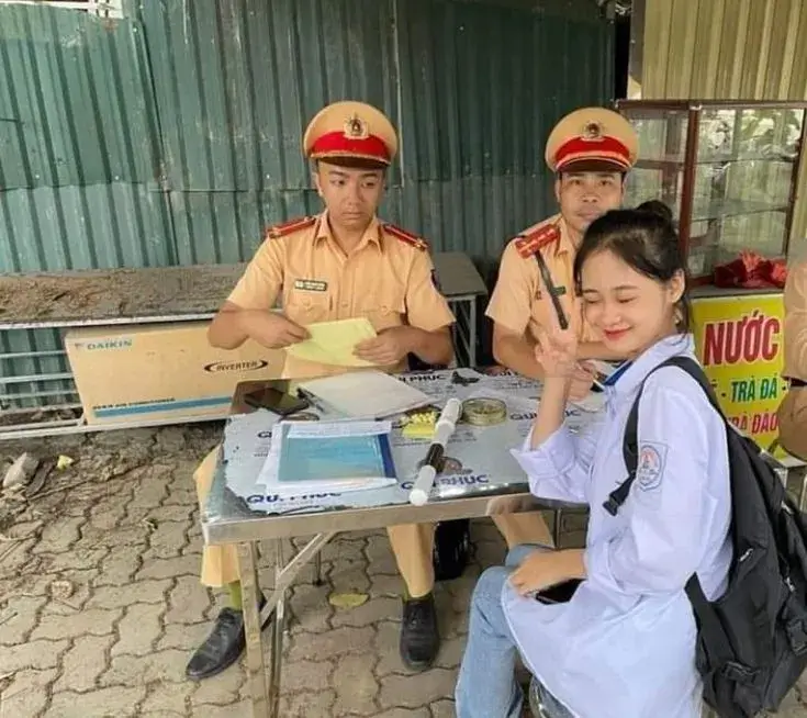 Hình vui lực lượng giao thông hóm hỉnh khiến dân mạng thích thú