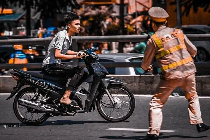 Hình chế cảnh sát giao thông duyên dáng nhưng khiến ai cũng cười