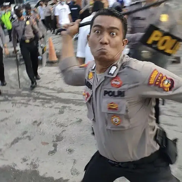 Meme cảnh sát gương mặt hung dữ dọa đánh