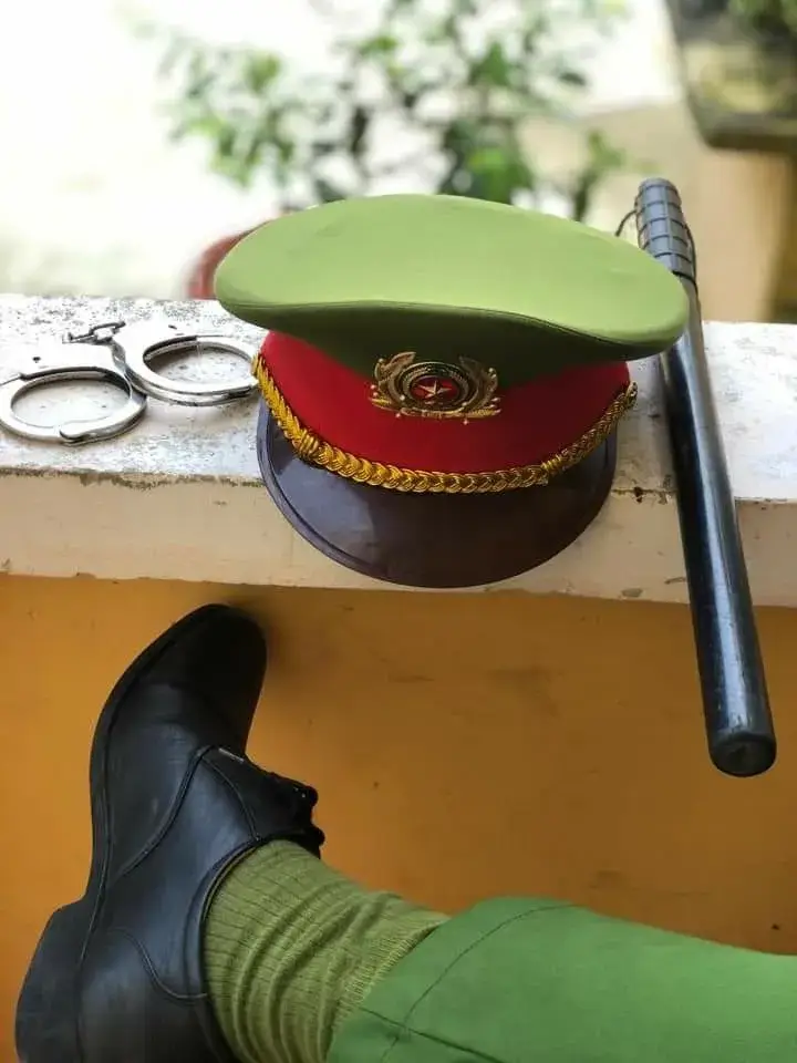 Meme anh công an lạc quan tạo năng lượng tích cực