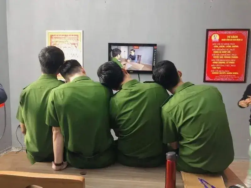 Ảnh chế công an khu vực hiền lành nhưng gây cười mạnh