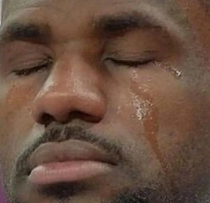 Nụ cười gượng gạo cực buồn nhưng hài.