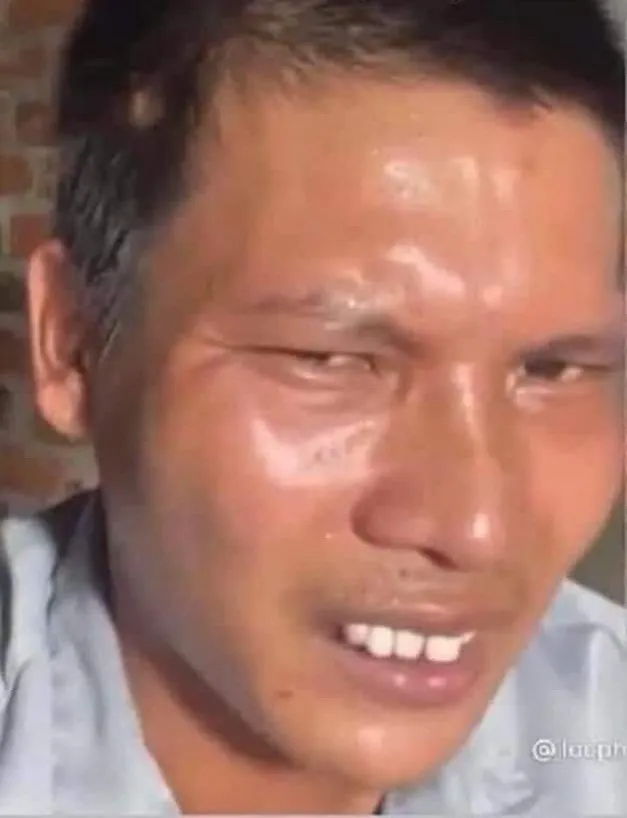 Biểu cảm cười gượng gạo nhìn đời chán ngán.