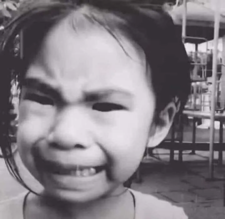 Meme bé gái cười bất lực khi mệt mỏi quá sức.