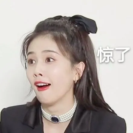 Gương mặt thẫn thờ khoác lên nụ cười miễn cưỡng