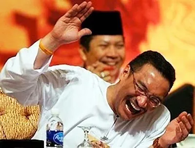 Tiếng cười lớn vang dội trông thật hài hước