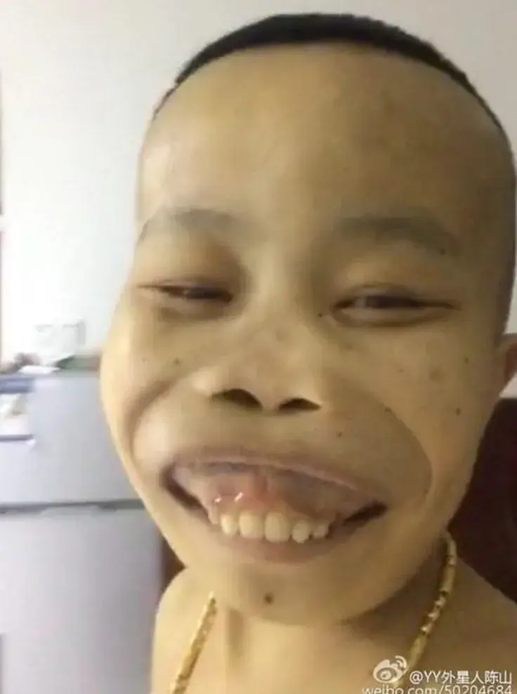 Biểu cảm bựa, cười toe toét nhìn siêu hài.