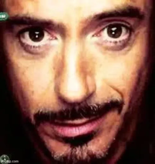 Gương mặt Tony Stark chế giễu đầy tinh quái.