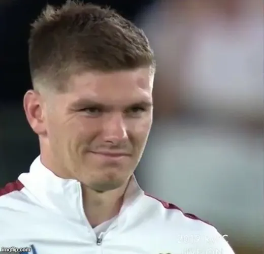 Vẻ mặt khinh thường cực “trên cơ”.