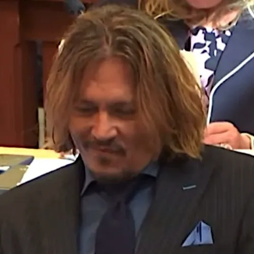 Nụ cười giễu cợt láu cá duyên dáng.