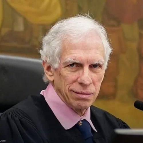 Cười khinh thường cực hợp vibe mạng xã hội